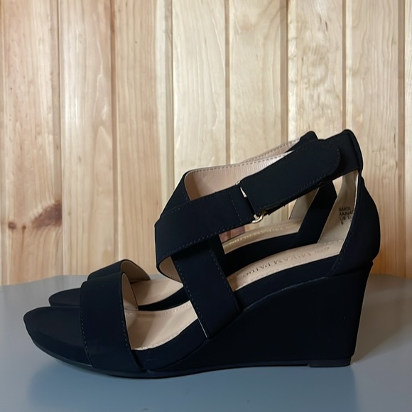 Black shoes with small wedge - Picture 3 of 4